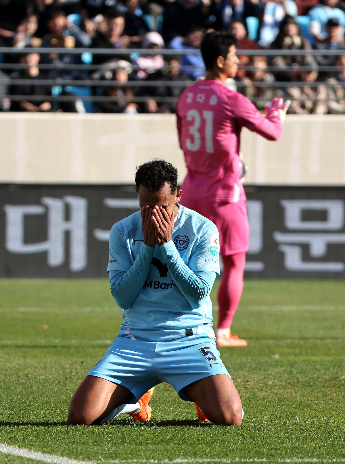 대구FC, 10년 만에 K리그2 강등… 9위 울산은 간신히 강등권 피했다