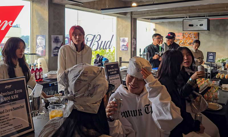 아침 7시에 노는 MZ…커피·논알콜 주류 마시며 댄스 파티