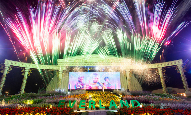 산타와 루돌프가 눈앞에…미리 만나는 크리스마스