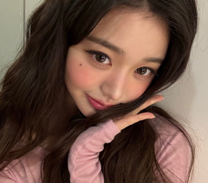 장원영, 화사한 핑크 스타일링