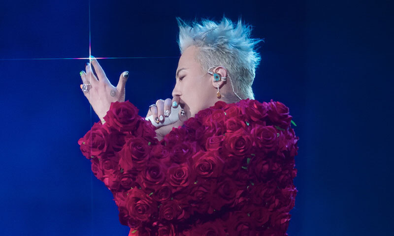 아이코닉한 지드래곤, 혹평에도 여전하다