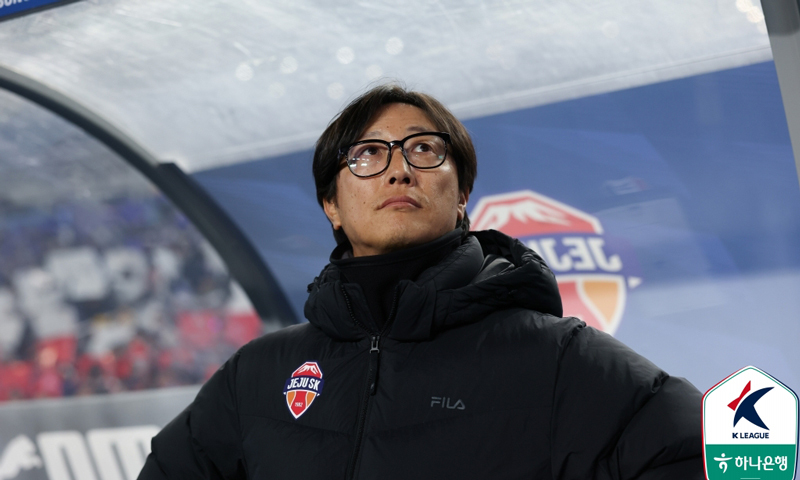 추위 뚫고 제주에서 날아온 팬들…승리 선물한 김정수 감독대행