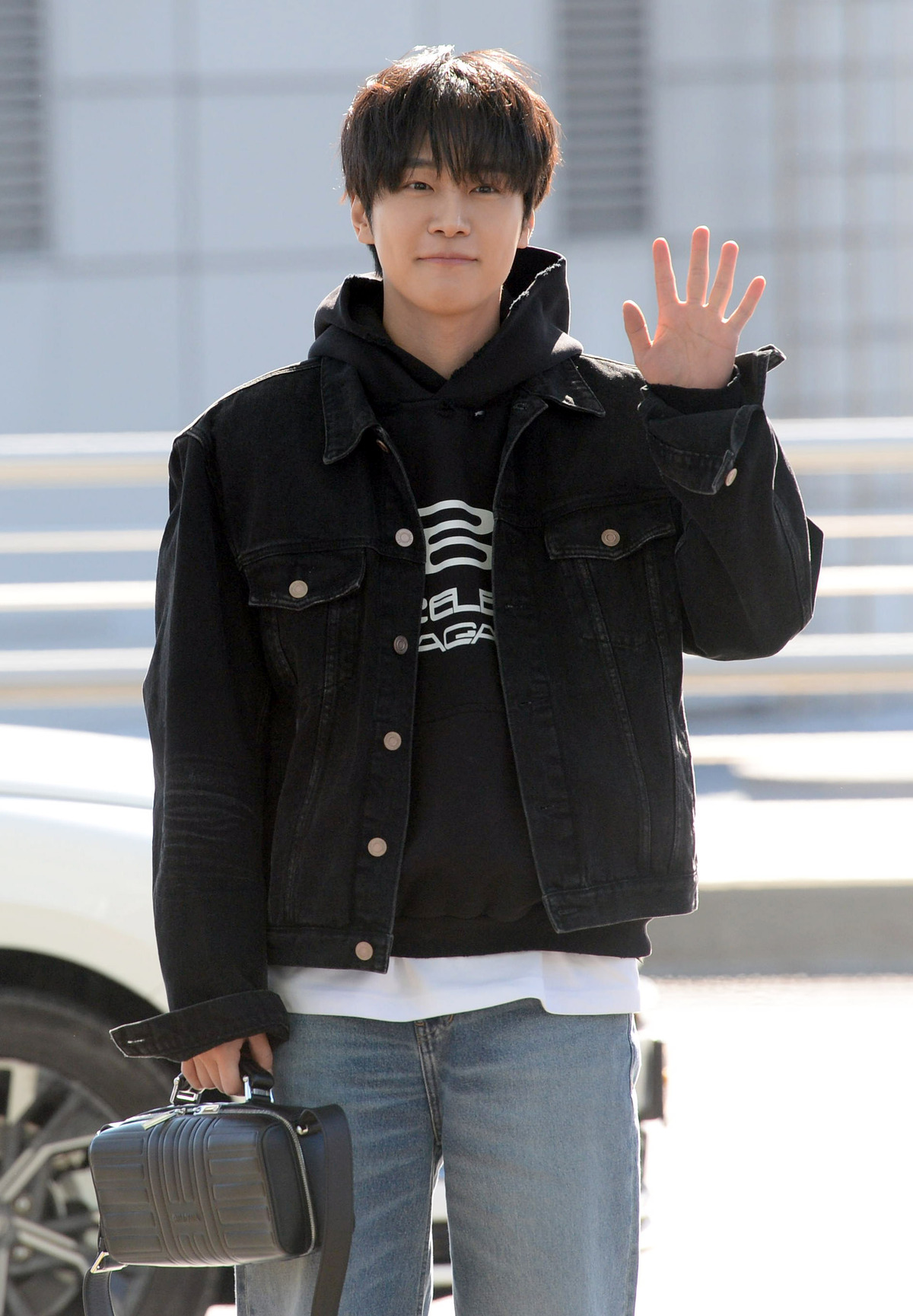 [SW포토] 손인사 하는 배우 강유석 