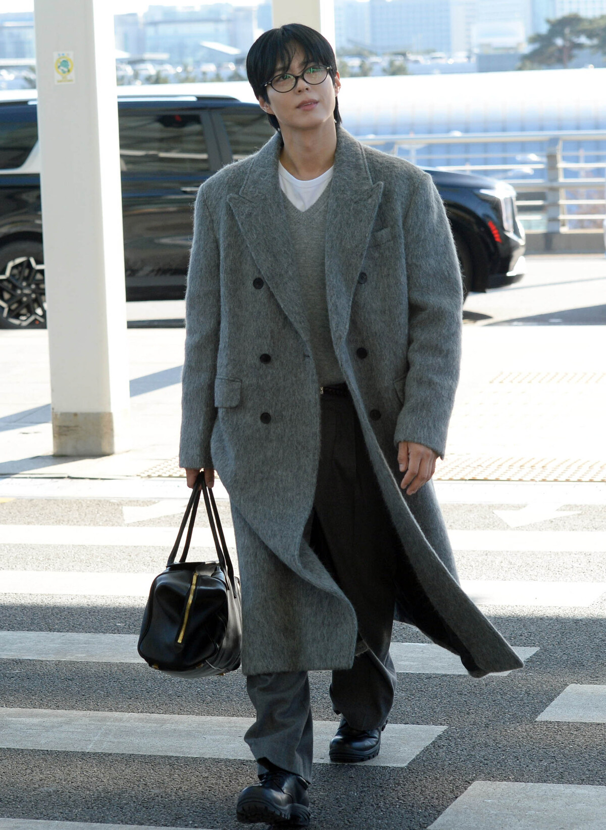 [SW포토] 팬들에게 눈 마주치며 출국하는 박보검 