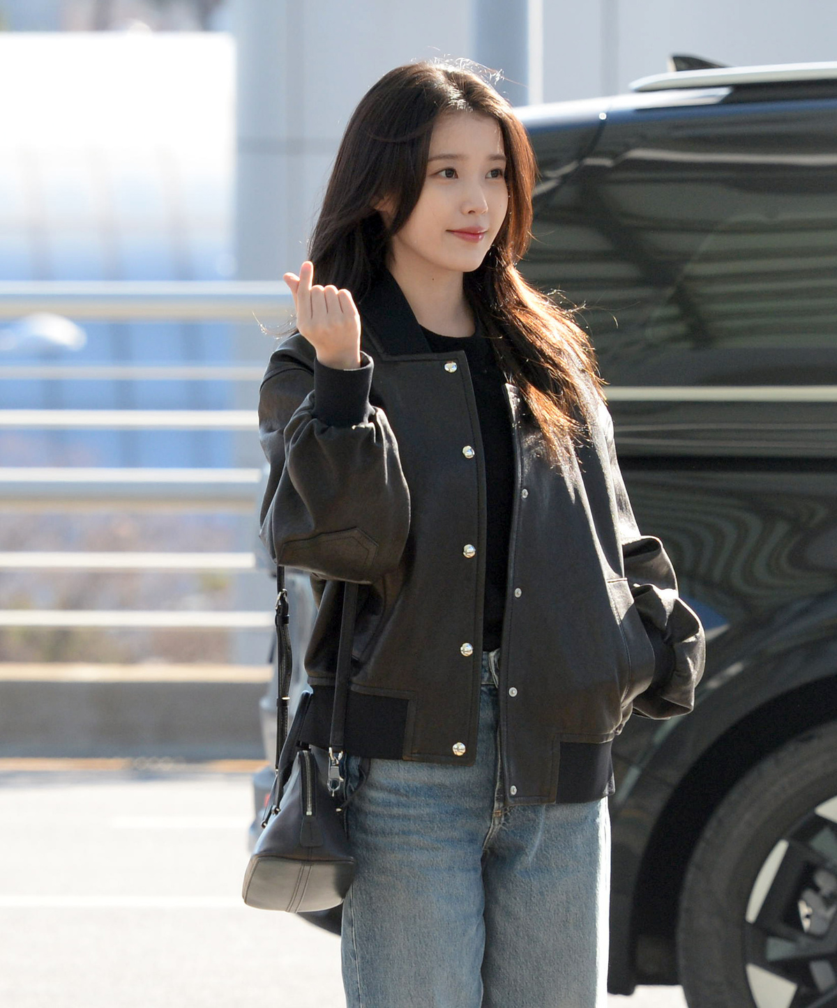 [SW포토] 아이유, 블링블링 손하트 