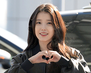아이유, 환한 미소와 함께 하∼트