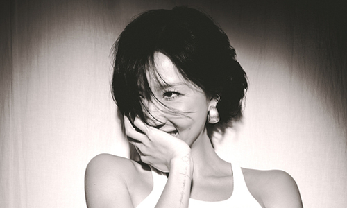 화사, 2026 시즌 그리팅 포토 공개…독보적 매력 발산