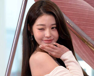 장원영의 러블리한 윙크