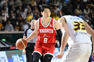 부상 악재 속에서도…SK, ‘디펜딩챔피언’ 상대로 대승