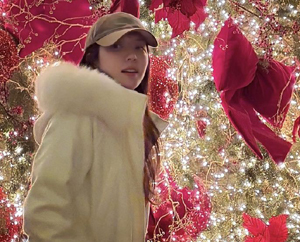 박한별, 트리 앞에서 ‘활짝’