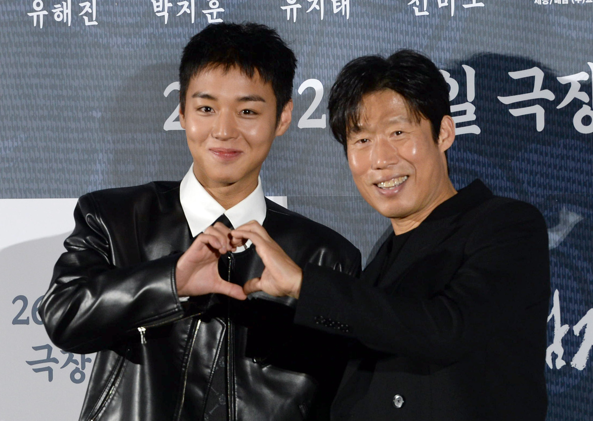 [SW포토] 배우 박지훈, 선배 유해진과 살랑의 하트 발산 