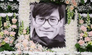 고아라, 故안성기 빈소 찾아 오열