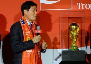 [SW포토] 차범근 감독, 월드컵 트로피 보며 