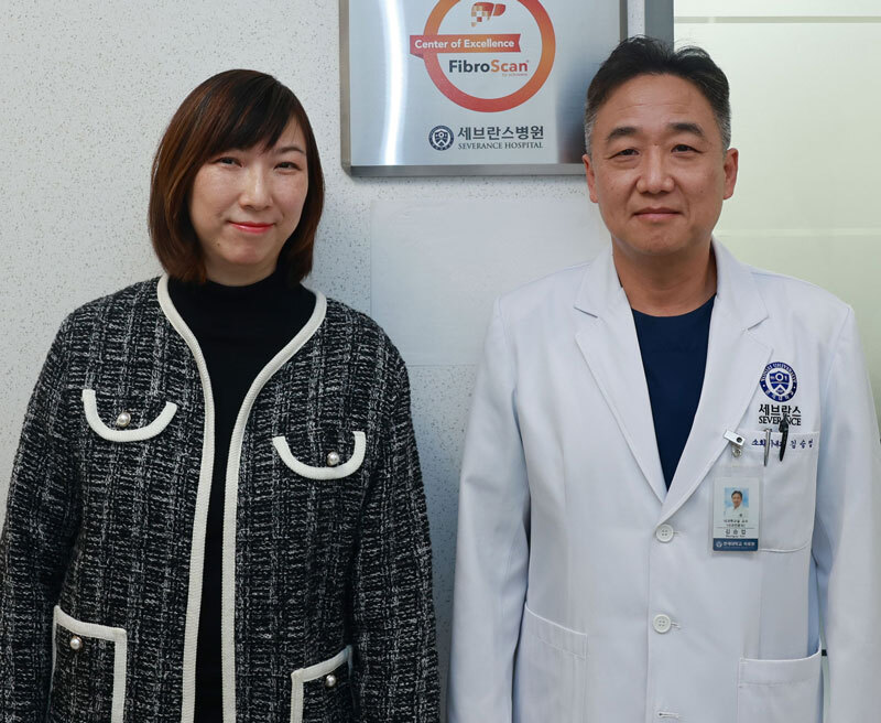 김승업 세브란스병원 소화기내과 교수(오른쪽)와 그레이스 퐁 에코센스 아시아·태평양 지역 총괄 책임자가 현판식 후 기념 촬영을 하고 있다. 세브란스병원 제공