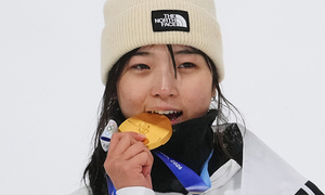 17세 소녀 최가온, 동계올림픽 새역사를 쓰며 금메달 획득