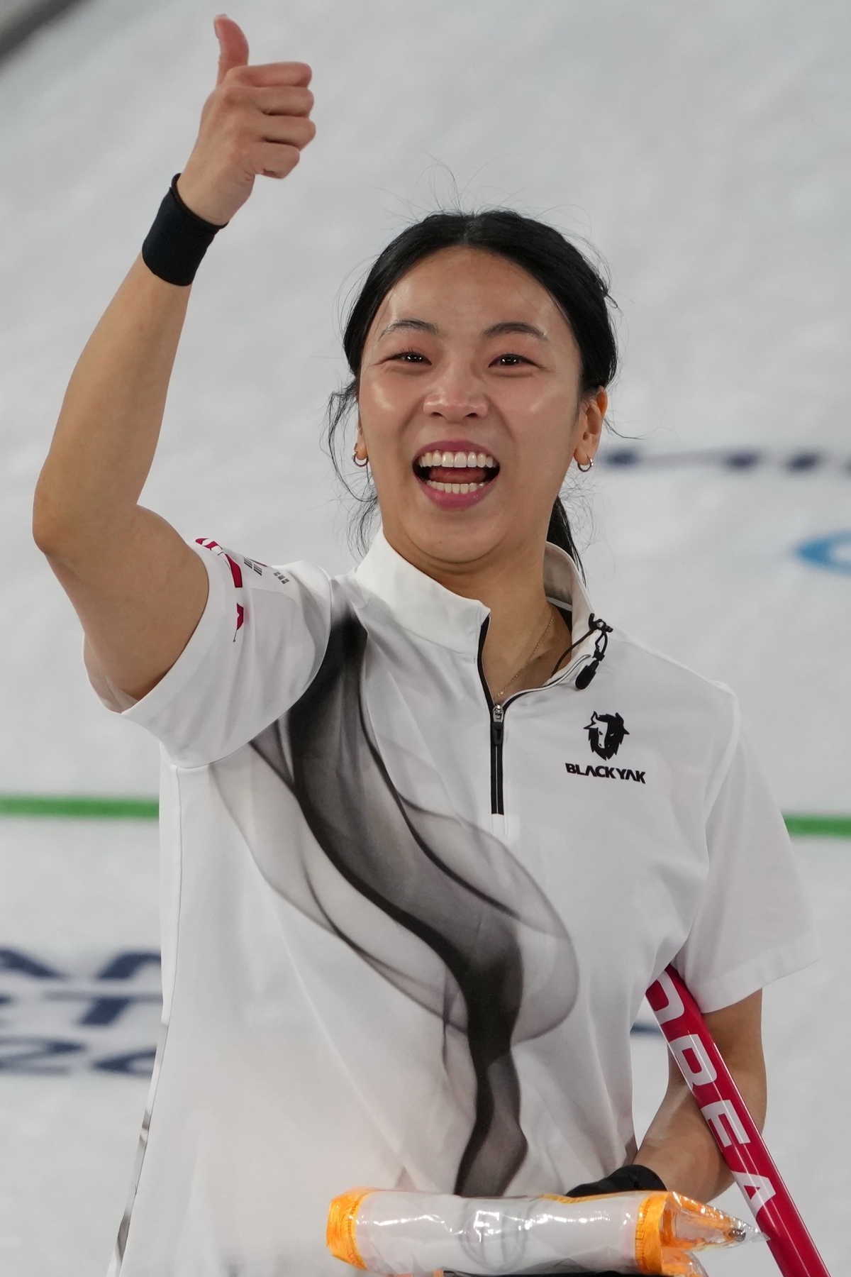 한국 여자 컬링 국가대표팀 경기도청(G5)의 서드 김민지가 지난 13일 이탈리아 코르티나담페초의 코르티나 컬링 올림픽 스타디움에서&nbsp;열린 2026 밀라노·코르티나담페초 동계 올림픽 여자 컬링 영국과의 경기에서 엄지 손가락을 치켜세우고 있다. AP/뉴시스