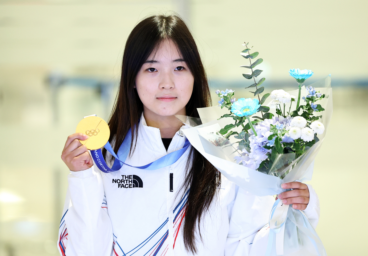 2026 밀라노·코르티나담페초 동계 올림픽 스노보드 여자 하프파이프 금메달을 획득한 최가온이 16일 인천국제공항 제2여객터미널을 통해 귀국하며 포즈를 취하고 있다. 사진=뉴시스