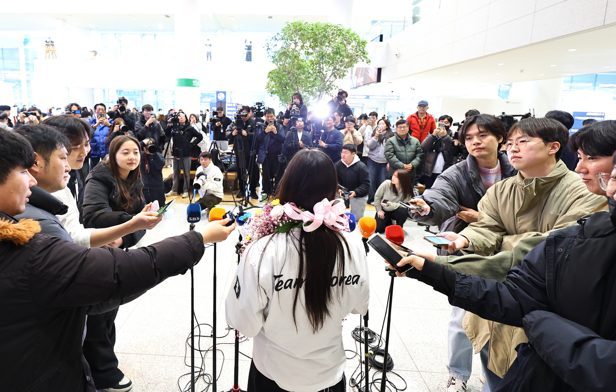 2026 밀라노·코르티나담페초 동계 올림픽 스노보드 여자 하프파이프 금메달을 획득한 최가온이 16일 인천국제공항 제2여객터미널을 통해 귀국해 인터뷰를 하고 있다. 사진=뉴시스