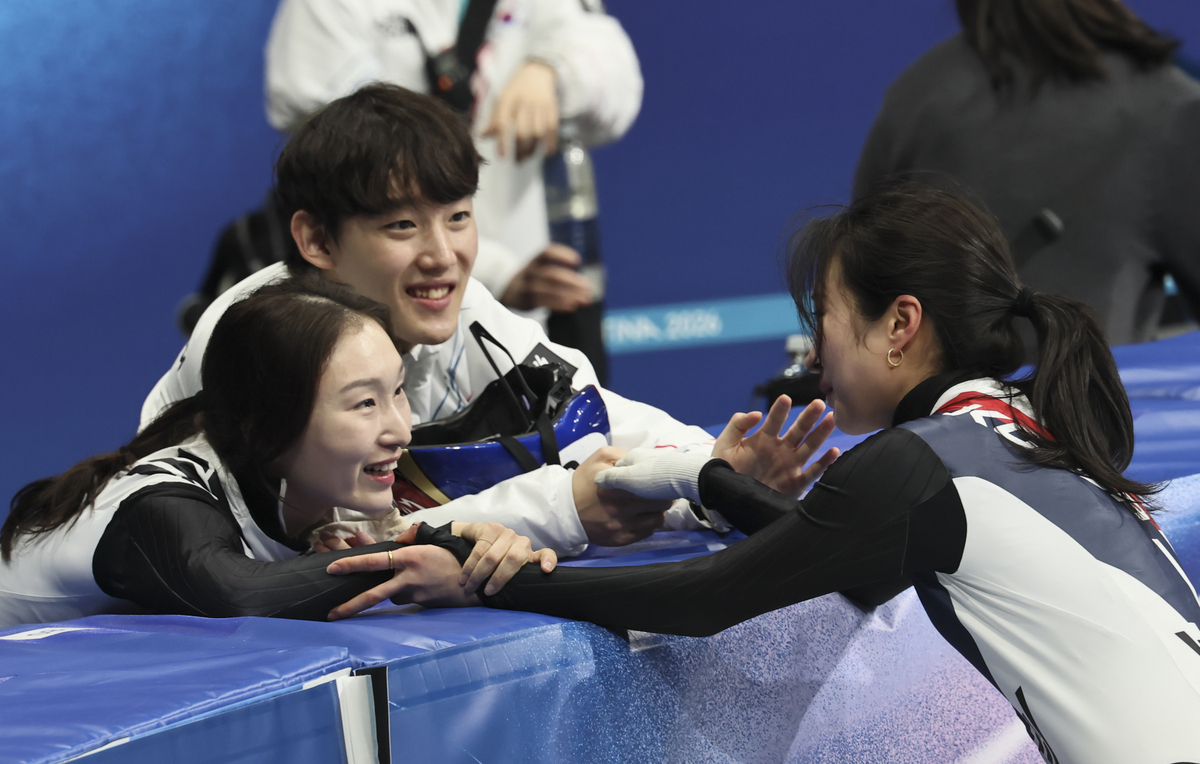 쇼트트랙 김길리가 16일 이탈리아 밀라노 아이스 스케이팅 아레나에서 열린 2026 밀라노·코르티나 담페초 동계 올림픽 쇼트트랙 여자 1000m에서 동메달을 차지한 뒤 최민정, 임종언과 인사를 나누고 있다. 사진=뉴시스