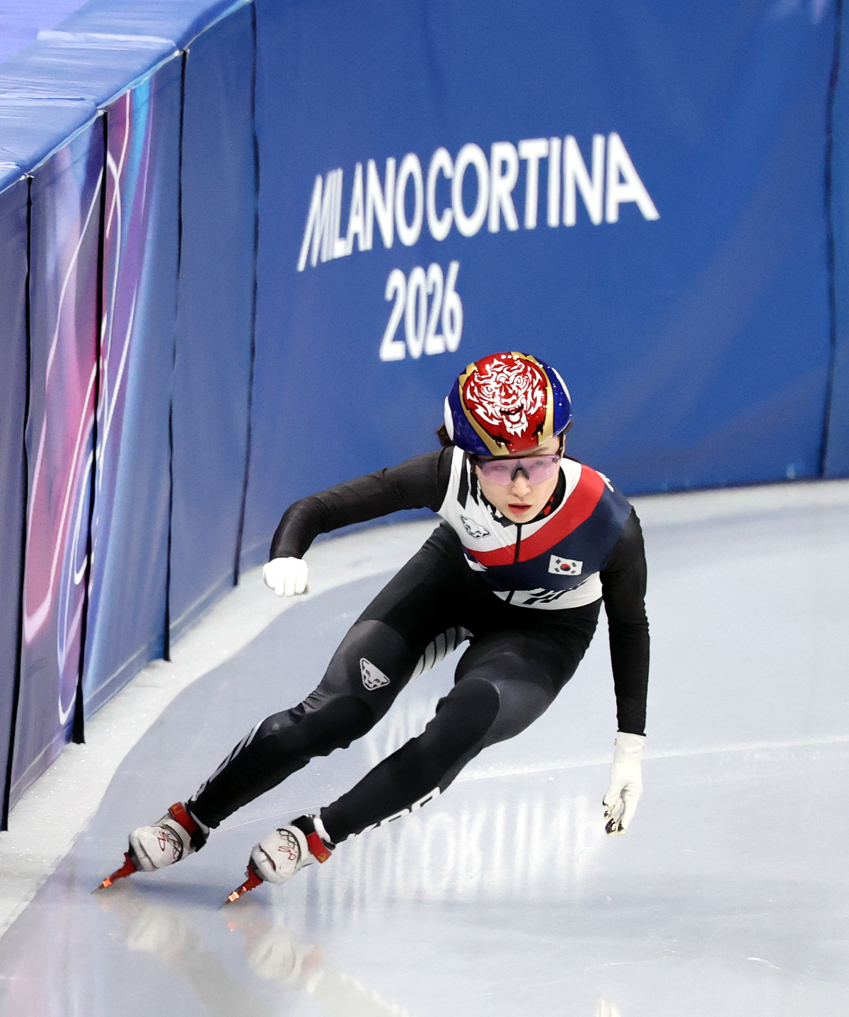 최민정이 16일 이탈리아 밀라노 아이스 스케이팅 아레나 경기장에서 열린 2026 밀라노·코르티나담페초 동계 올림픽 쇼트트랙 여자 1000m 순위 결정전에서 최민정이 역주하고 있다. 사진=뉴시스