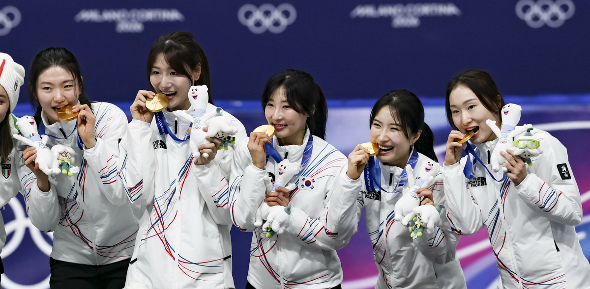 여자 쇼트트랙 대표팀이 이탈리아 밀라노 아이스스케이팅 아레나에서 열린 2026 밀라노·코르티나 담페초 동계올림픽 여자 쇼트트랙 3000m 계주 시상식에서 금메달을 받고 기뻐하고 있다. 밀라노=뉴시스