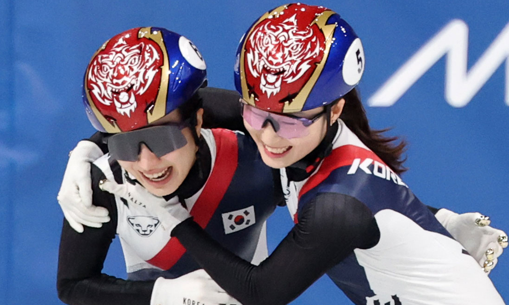 2026 밀라노·코르티나담페초 동계올림픽 쇼트트랙 여자 3000m 계주 결승에서 최민정과 김길리가 금메달을 획득하며 기뻐하고 있다. 밀라노=뉴시스
