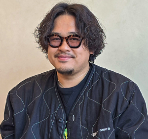 26일 강남 리엔장성형외과를 찾은 오가키 다카시 IOE 대표가 일본 내 K뷰티 트렌드에 대해 설명하고 있다.&nbsp;정희원 기자