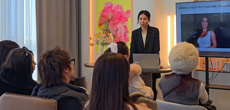 일본 뷰티 전문 IOE 그룹 임직원 40명이 인센티브 여행 프로그램의 일환으로 서울 강남 리엔장성형외과를 찾아 K-뷰티 미용 시술을 체험했다. 리엔장성형외과를 방문한 IOE 직원들이 병원 관계자로부터 소개를 듣고 있다. 사진=정희원 기자