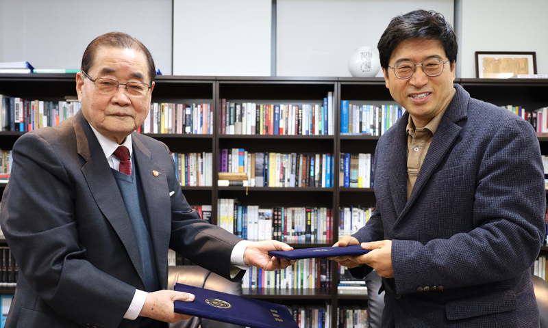 신민식 자생의료재단 사회공헌위원장(오른쪽)과 이종찬 광복회장이 서명한 협약서를 들고 포즈를 취하고 있다. 자생의료재단 제공