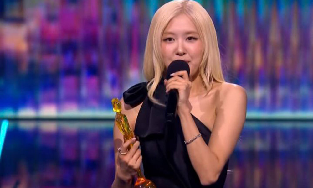 로제, 英 브릿 어워즈 트로피 품었다