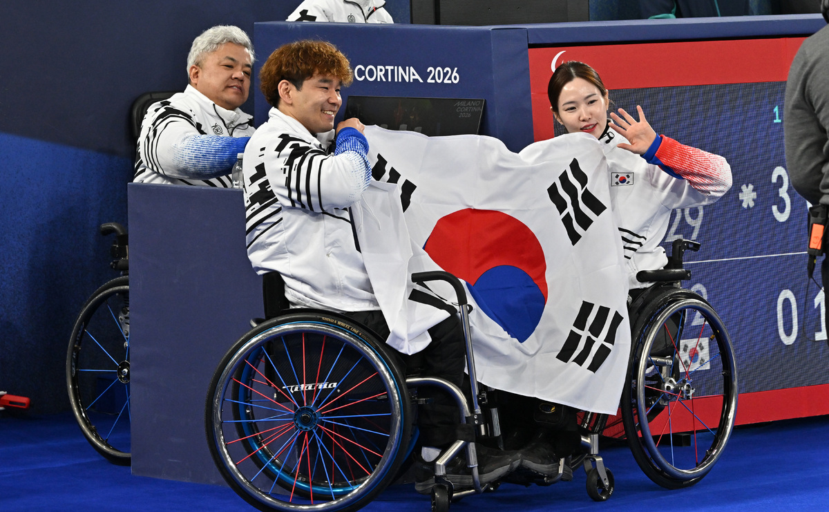 휠체어컬링 박길우 감독, 이용석, 백혜진(왼쪽부터)이 11일(현지시간) 이탈리아 코르티나담페초 컬링 올림픽 스타디움에서 열린 2026 밀라노 코르티나 패럴림픽 휠체어컬링 믹스더블에서 은메달을 차지한 뒤 태극기를 들고 포즈를 취하고 있다. 2026.03.12. 코르티나=사진공동취재단