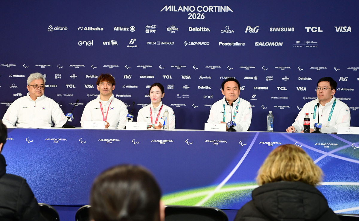 11일(현지시간) 이탈리아 코르티나담페초 컬링 올림픽 스타디움에서 열린 2026 밀라노 코르티나 패럴림픽 휠체어컬링 믹스더블에서 은메달을 차지한 뒤 기자회견이 열렸다. (왼쪽부터)박길우 감독, 이용석, 백혜진, 윤경선 대한장애인컬링협회 회장, 박진휘 홍보팀장 2026.03.12. 코르티나=사진공동취재단