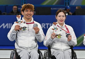 [SW포토] 패럴림픽 컬링 백혜진-이용석, 자랑스러운 은메달 획득  