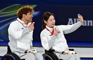 [SW포토] 백혜진-이용석, 은메달 목에 걸고 셀카타임 