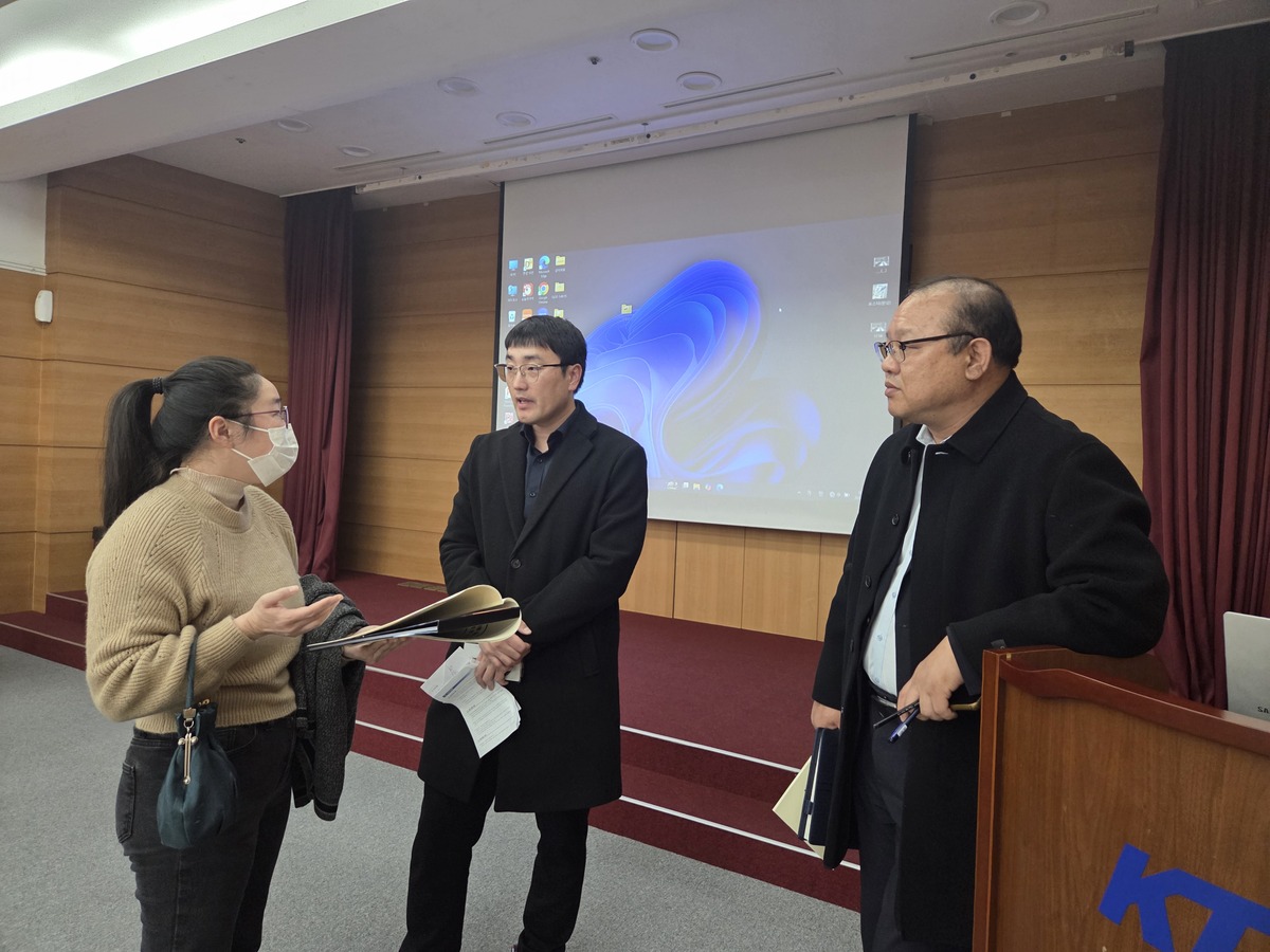 식약처 담당자들이 반려동물 동반 음식점 설명회에서 참가자의 추가 질문에 답변하고 있다. 박재림 기자