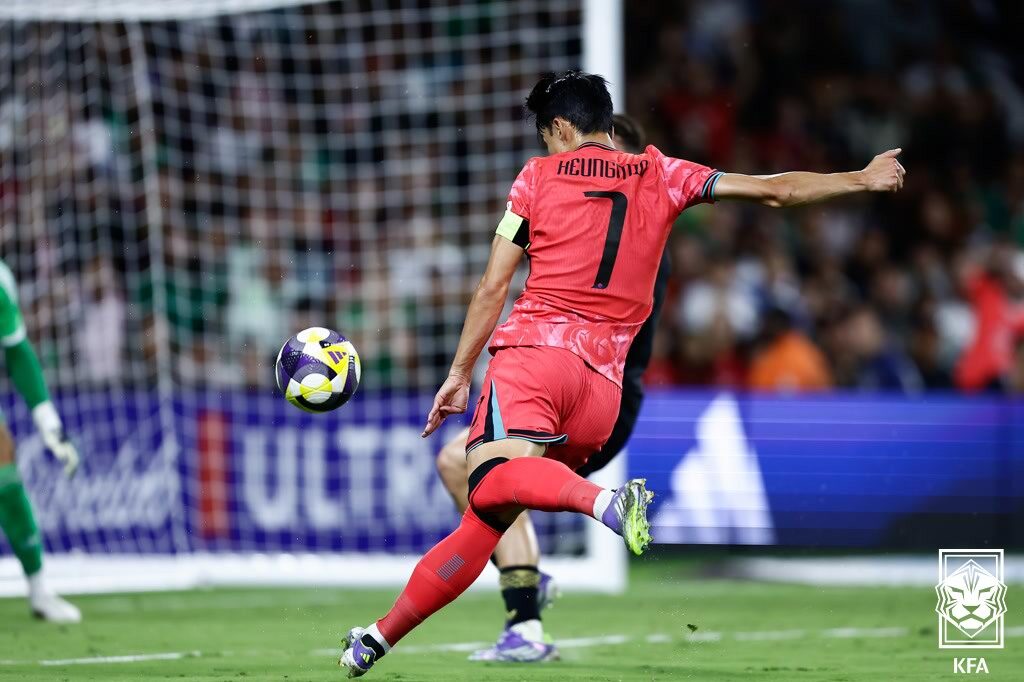 손흥민이 슈팅을 시도하고 있다. KFA 제공