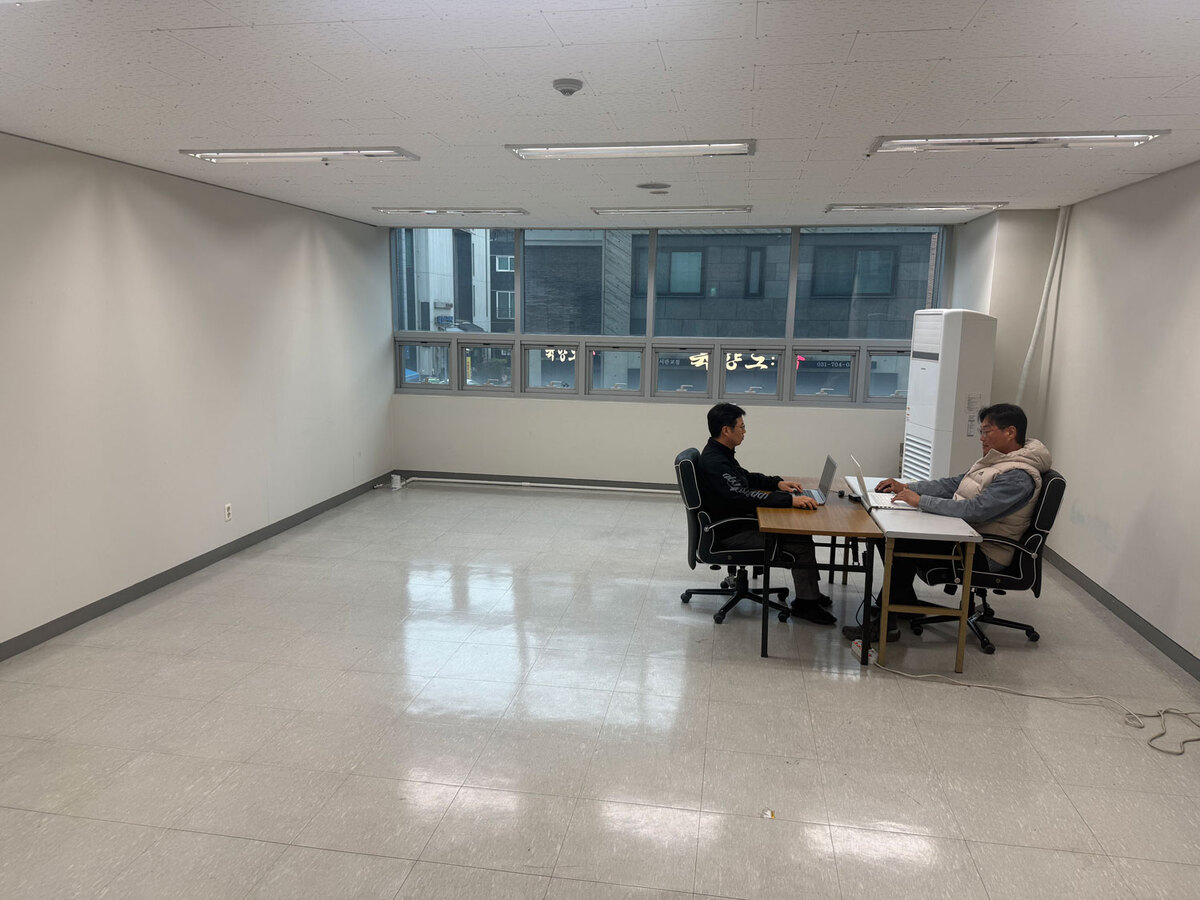 부당해고 판정을 받고 복직한 직원들이 경기도 성남 KPGA빌딩 2층 공실에서 격리배치 된 채 업무를 보고 있다. KPGA 노조 제공