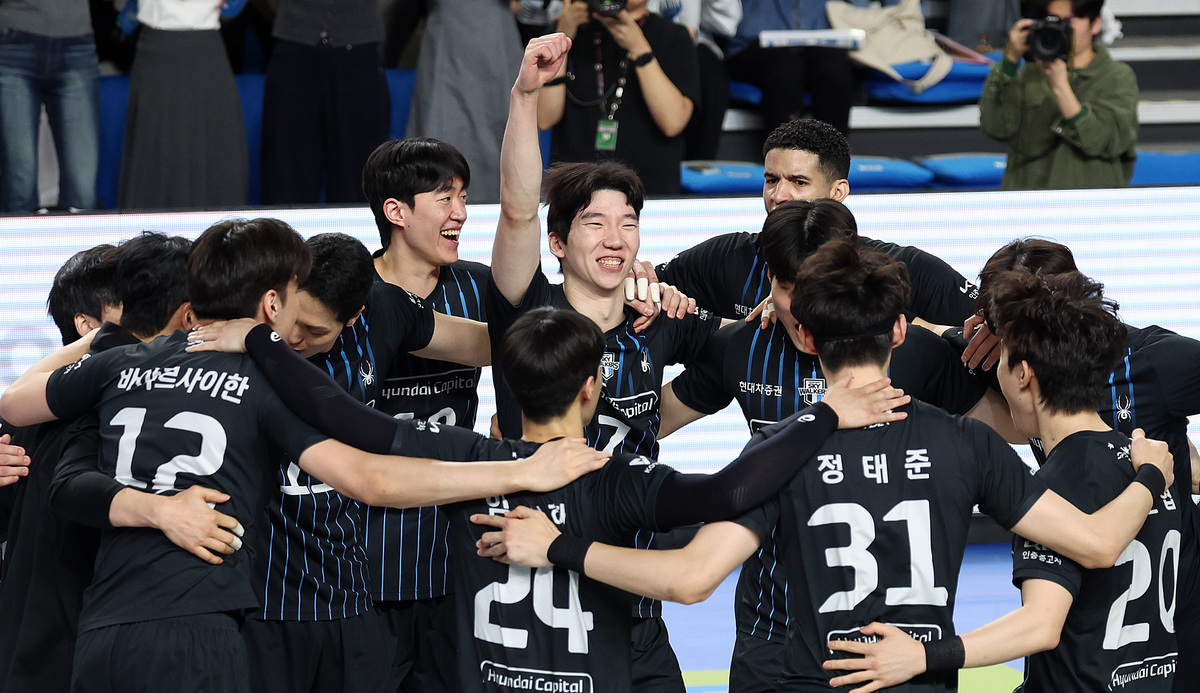 현대캐피탈 선수들이 지난 6일 대한항공과의&nbsp;V리그 남자부 챔피언결정전 3차전에서 승리한 뒤 기뻐하고 있다. 사진=뉴시스
