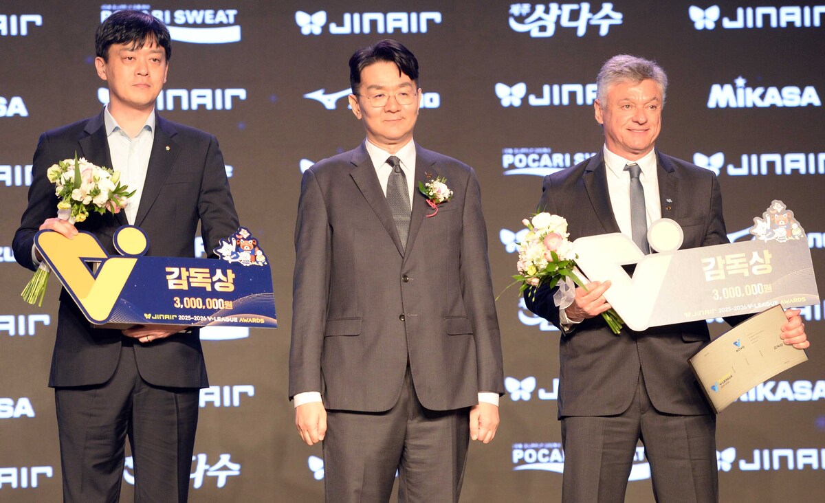 [SW포토] 프로배구 감독상 수상한 이영택감독과 헤난 달조토 감독