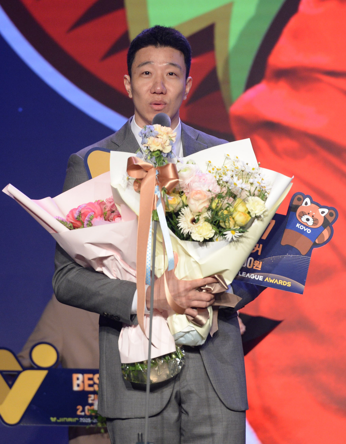 [SW포토] 베스트7상 감사 인사말하는 신영석