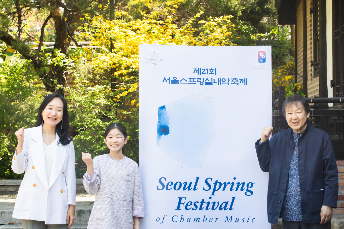 13일&nbsp;서울 종로구 윤보선 고택에서는 제21회 서울스프링실내악축제 기자회견이 열렸다.&nbsp;피아니스트 임효선, 바이올리니스트 김연아, 강동석&nbsp;예술감독(왼쪽부터). 사진=서울스프링실내악축제