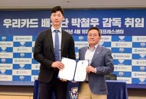 [SW포토]계약서에 서명한 우리카드 박철우 신임 감독