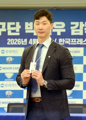 [SW포토]박철우 감독,'우리카드 사원증 받았어요'
