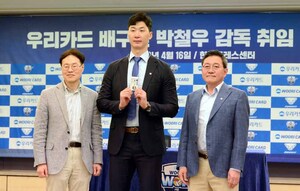 [SW포토]사원증 받은 박철우 감독