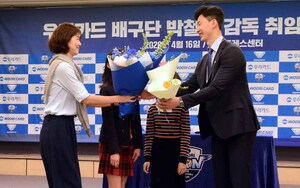 [SW포토]가족에게 꽃다발 받는 박철우 감독