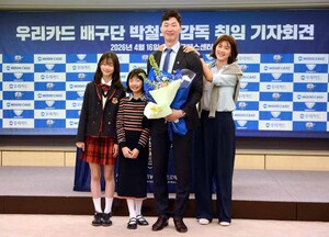 [SW포토]신혜인,'우리 남편 파이팅!'