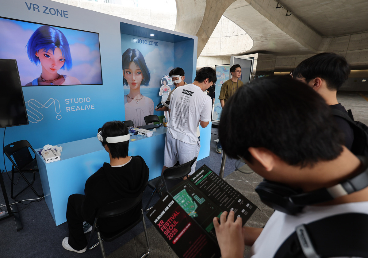 엔터테크 서울 2025가 개막한 19일 오후 서울 중구 동대문디자인플라자(DDP)를 찾은 시민들이 VR 콘서트 체험을 하고 있다. 뉴시스 제공