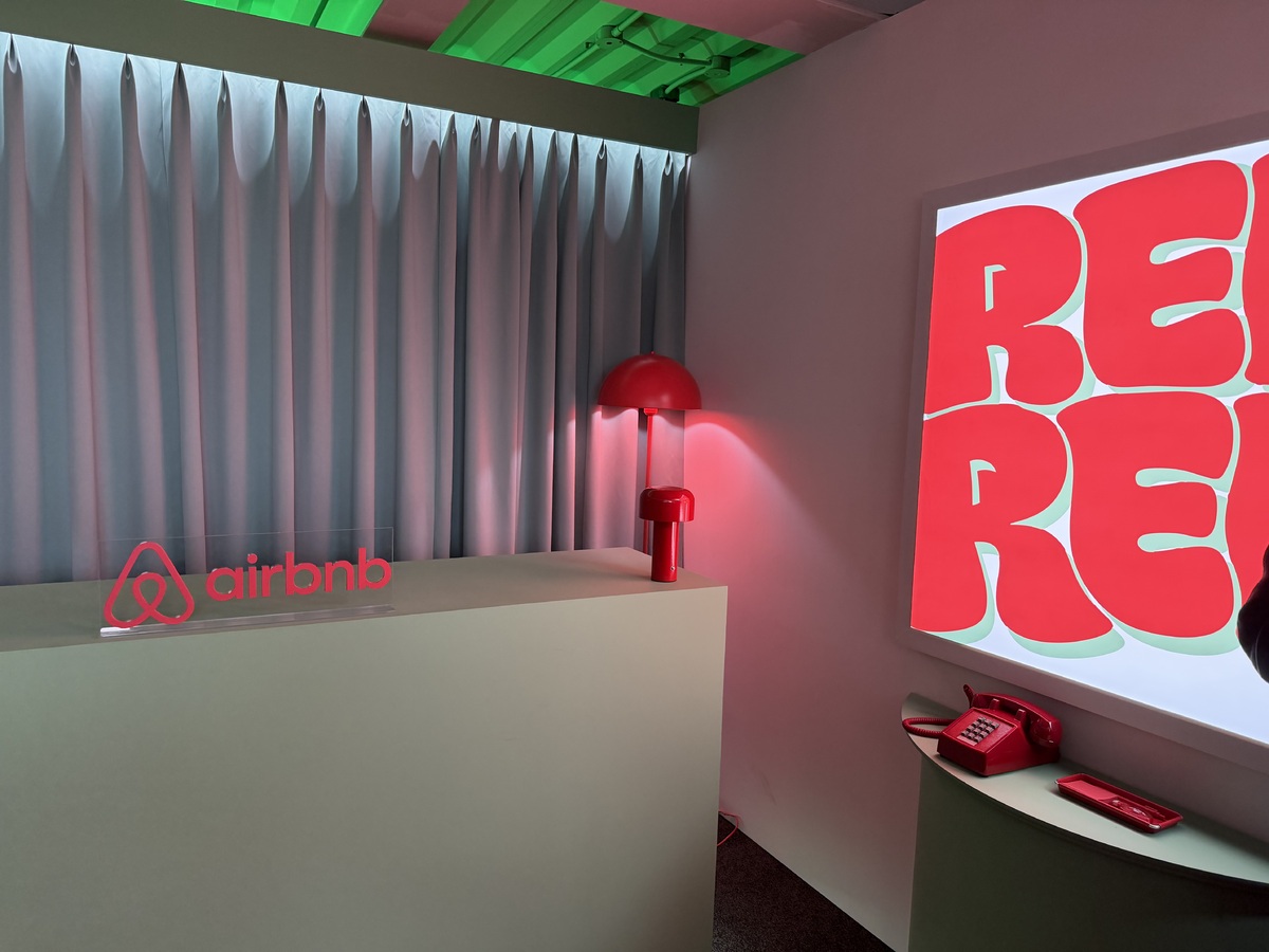 코르티스의 서울 비밀공간 2층이 호텔 프런트 느낌으로 꾸며져 있다. 이화연 기자