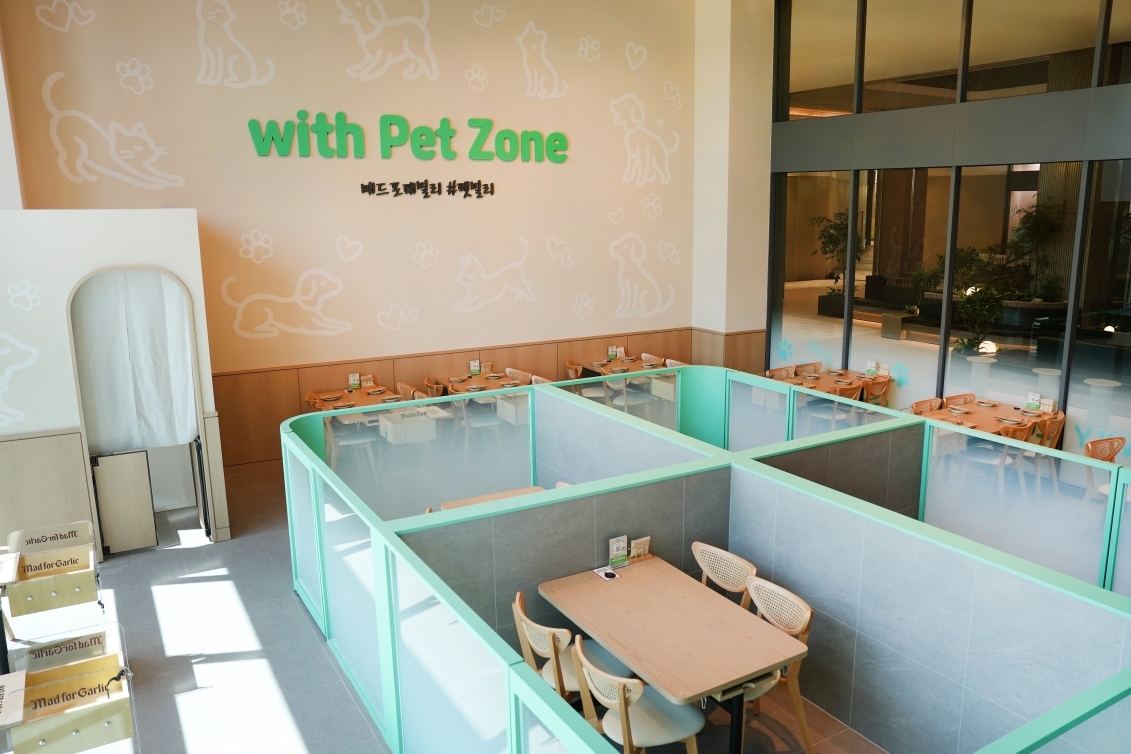 매드포갈릭 스타필드빌리지 운정점의 내부 펫존. 엠에프지코리아 제공