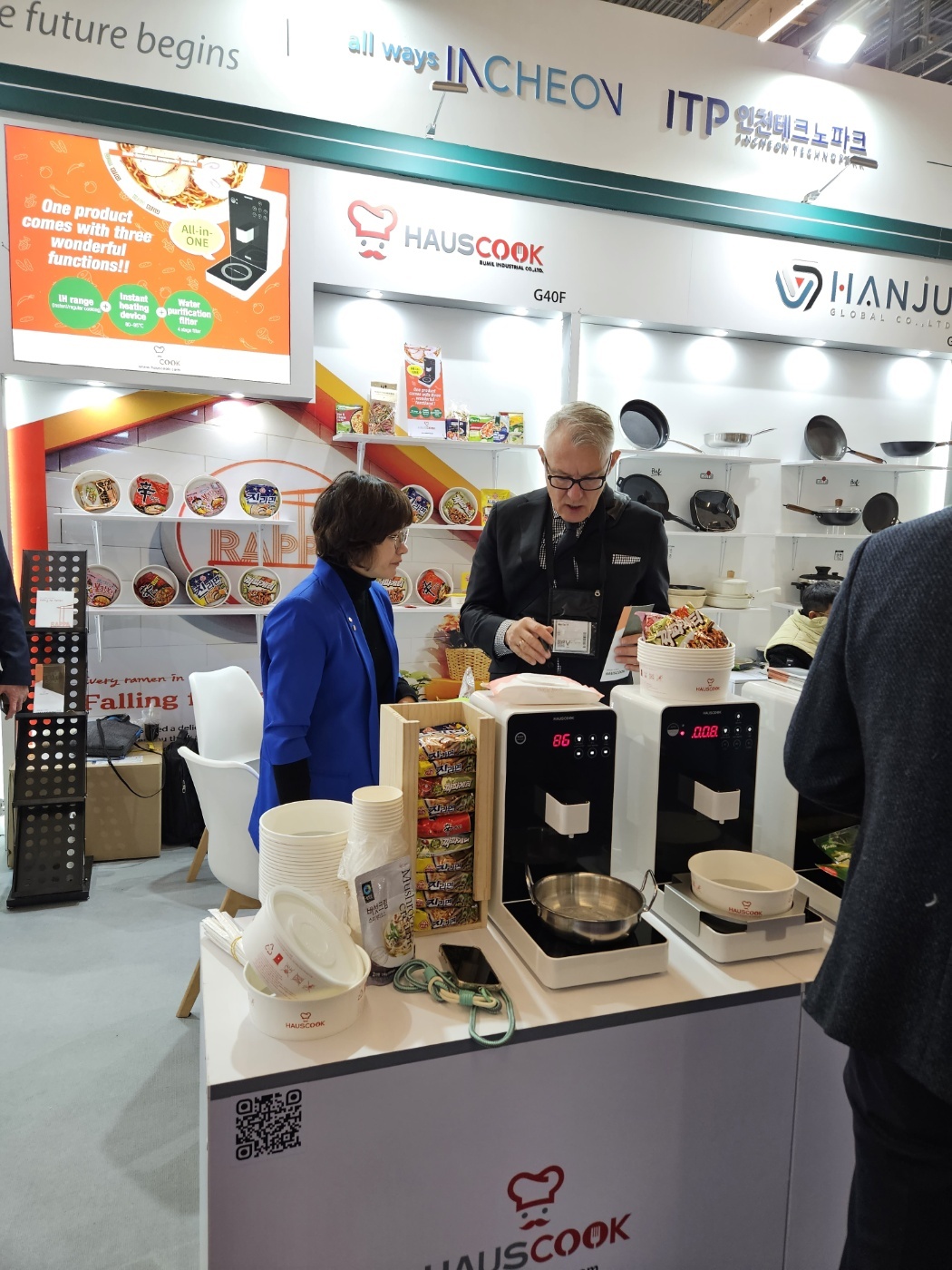 2024년&nbsp;1월 독일 암비엔테&nbsp;2024에 참가한 하우스쿡 부스.&nbsp;전시회 기간 중 독일 현지 관계자가 하우스쿡 정수조리기를 확인하고 있다. 하우스쿡 제공